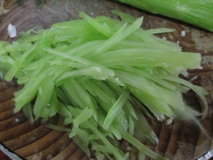 鸡蛋炒双丝步骤2