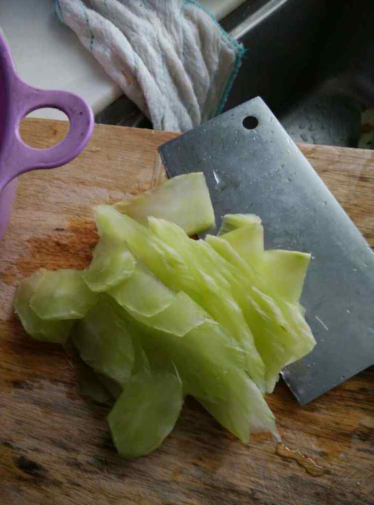 莴笋胡萝卜炒香菇丸子步骤2