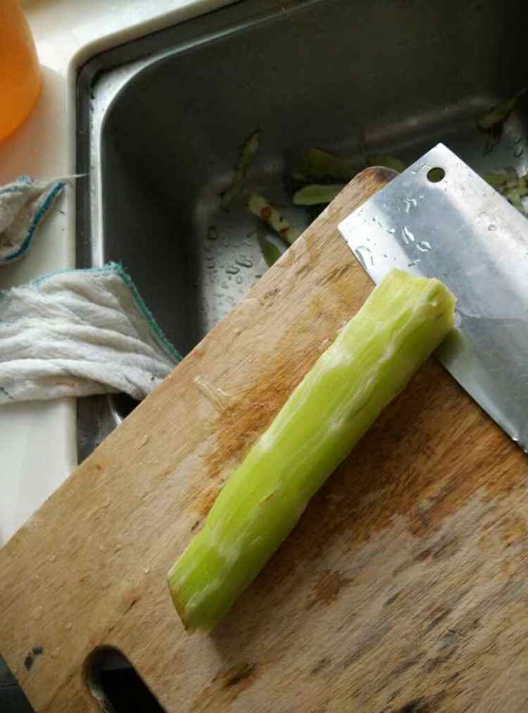 莴笋胡萝卜炒香菇丸子步骤1