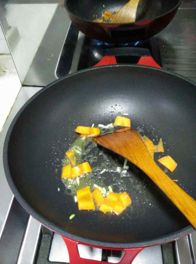 莴笋胡萝卜炒香菇丸子步骤7