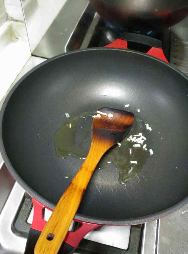 莴笋胡萝卜炒香菇丸子步骤6