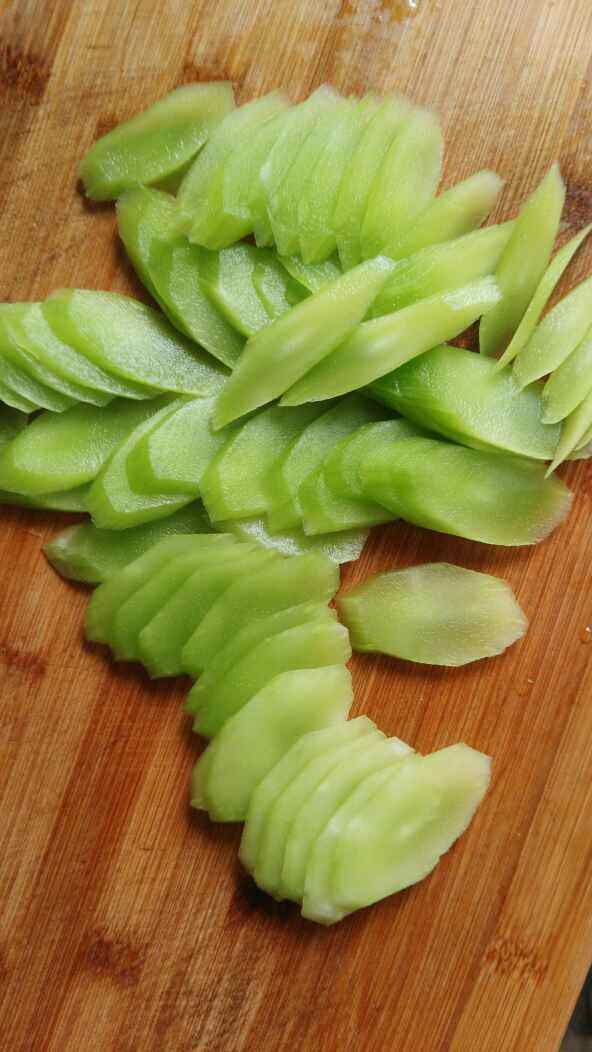 莴笋炒牛肉干步骤1