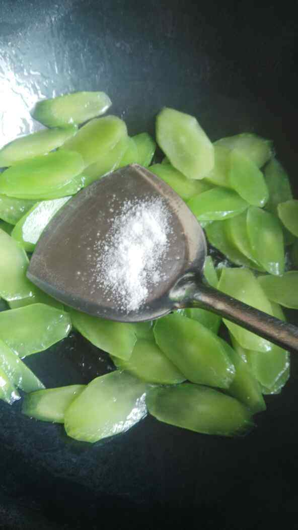 莴笋炒牛肉干步骤4