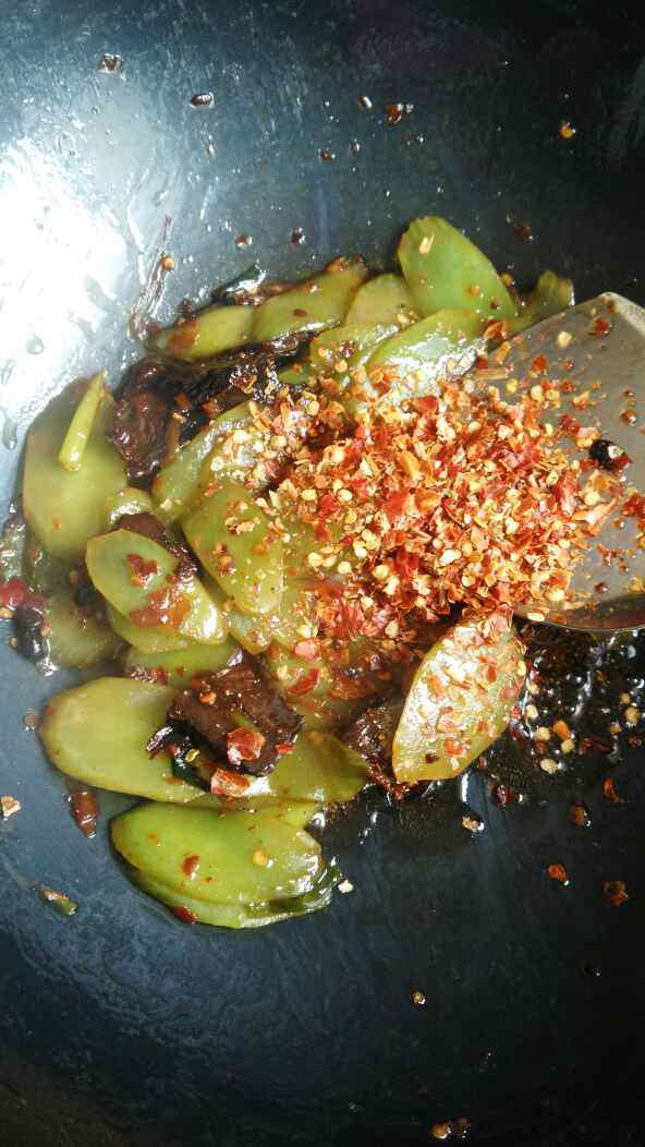 莴笋炒牛肉干步骤8