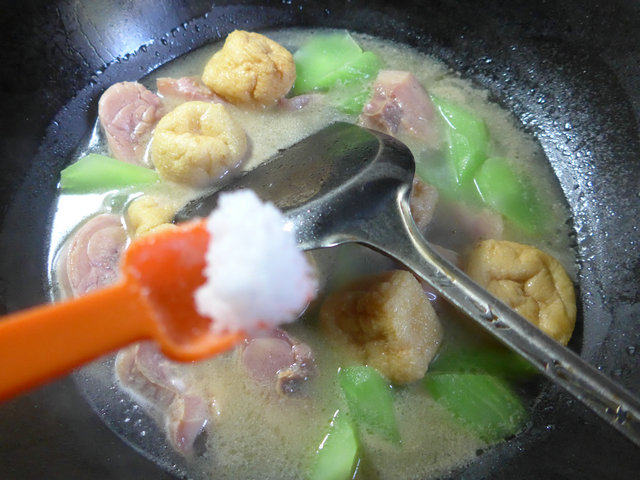油豆腐莴笋煮腊鸡腿步骤7