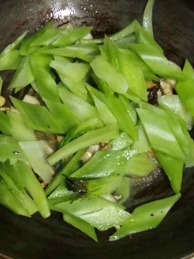 莴笋炒肉片步骤5