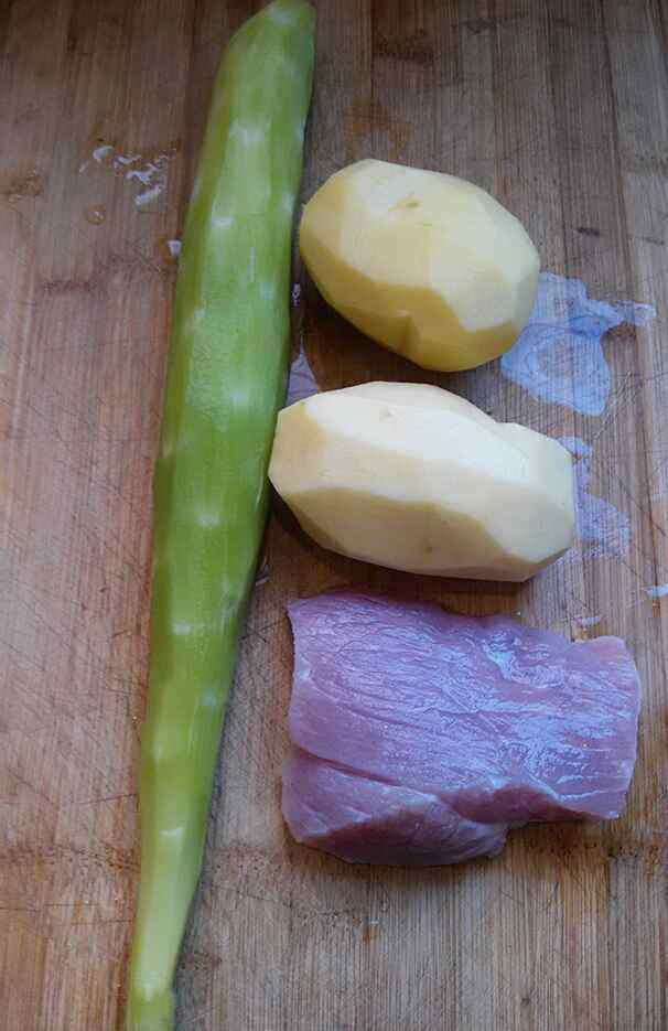 肉炒青笋土豆片步骤1