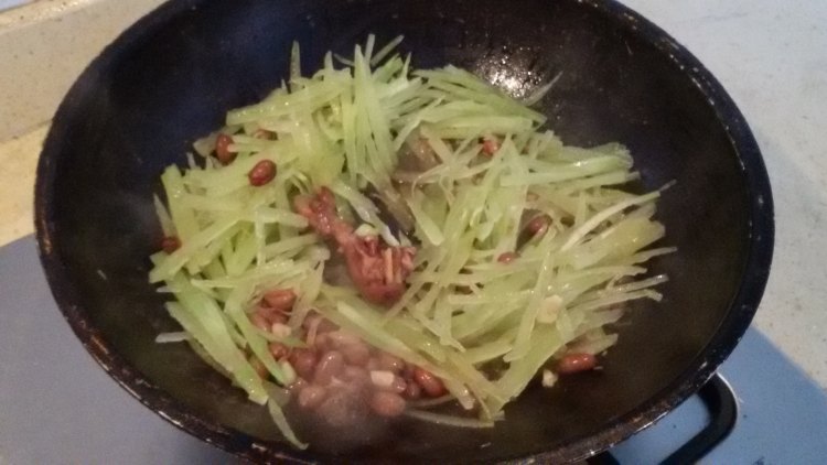 卤香花生炒莴笋丝步骤7