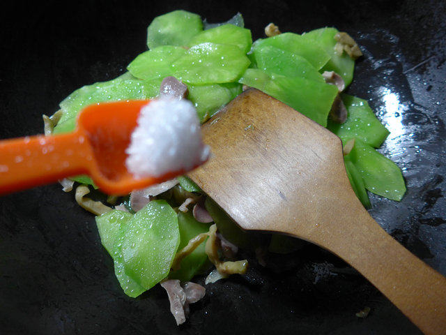 榨菜丝鸡胗炒莴笋步骤6