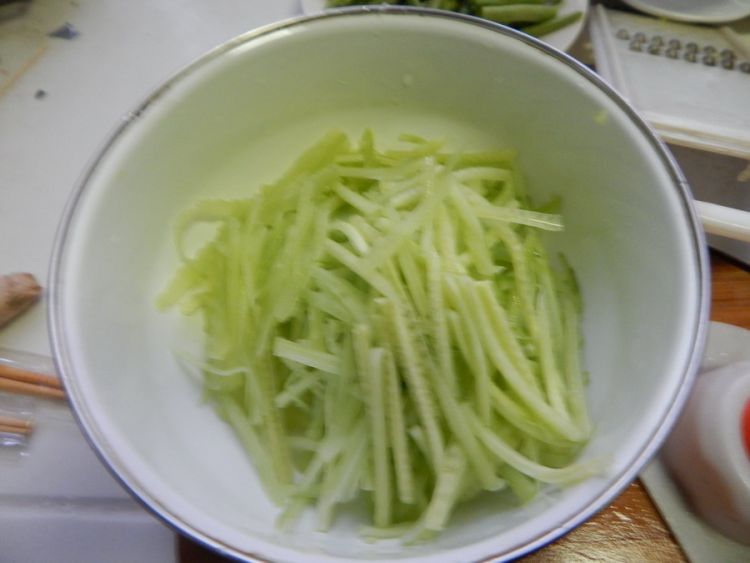 包菜蛋皮卷步骤4