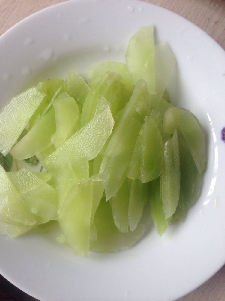 莴笋炒鱼饼步骤1