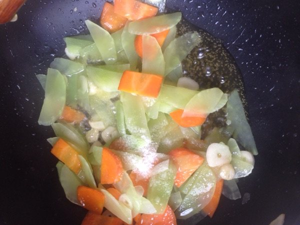 莴笋炒鱼饼步骤8