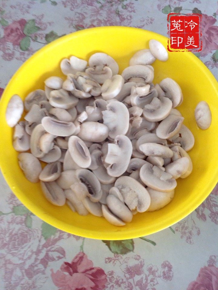 口蘑莴笋胡萝卜炒肉步骤3