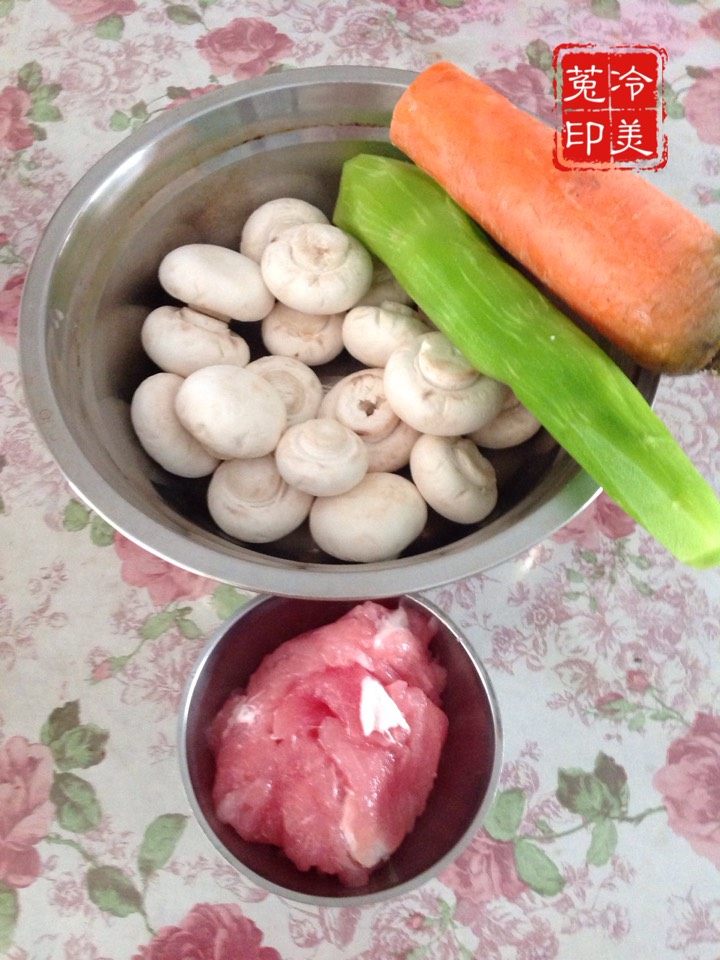 口蘑莴笋胡萝卜炒肉步骤1