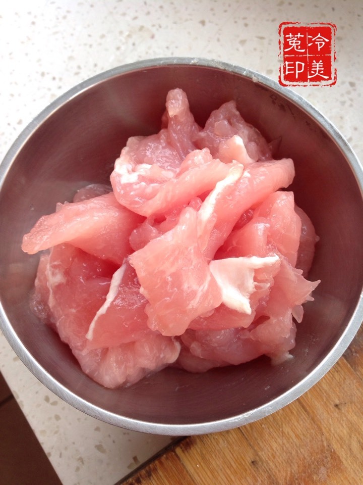 口蘑莴笋胡萝卜炒肉步骤4