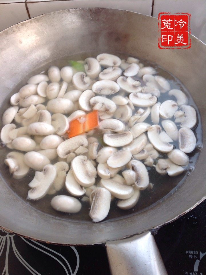 口蘑莴笋胡萝卜炒肉步骤6