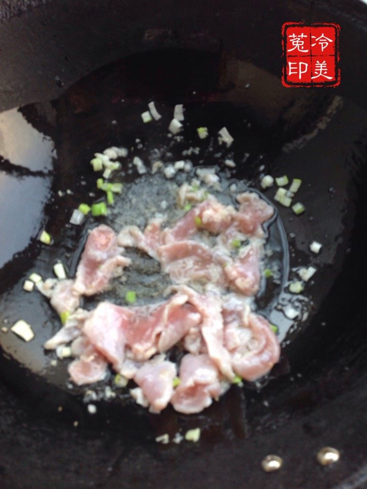 口蘑莴笋胡萝卜炒肉步骤9