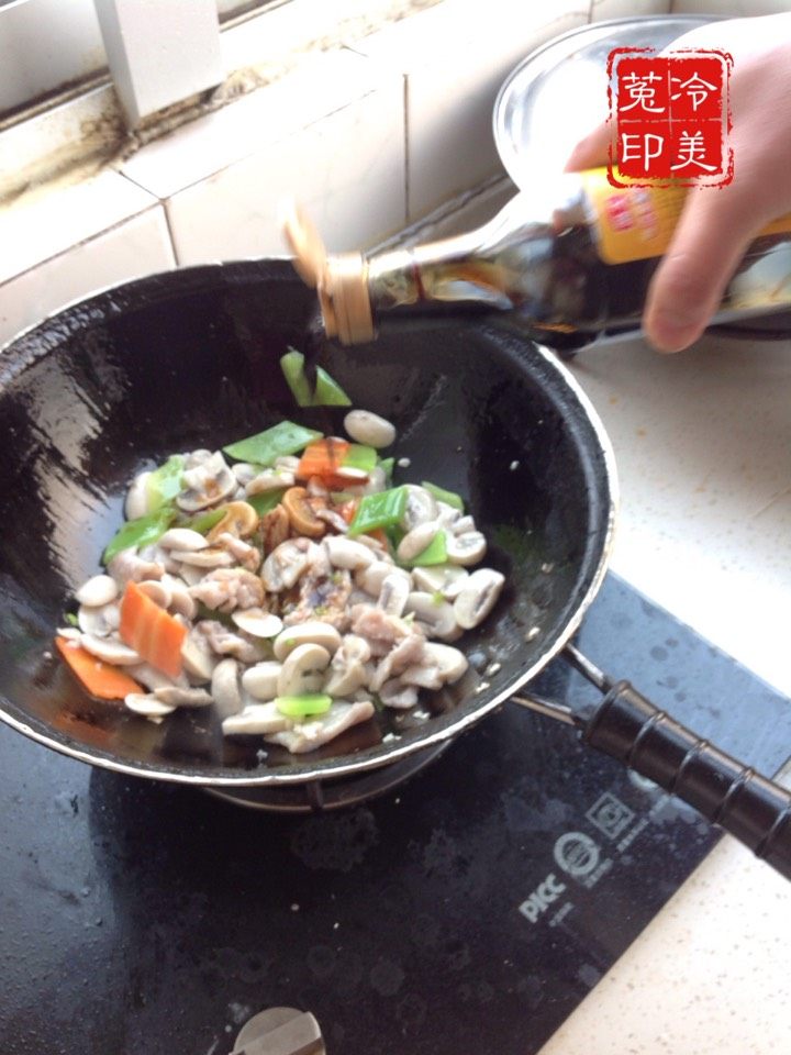 口蘑莴笋胡萝卜炒肉步骤10