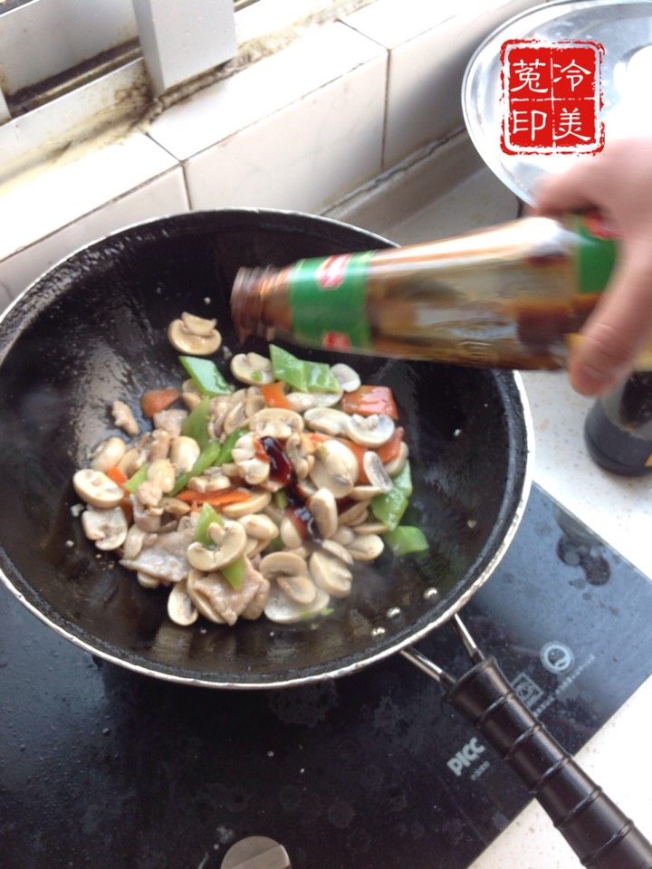 口蘑莴笋胡萝卜炒肉步骤11
