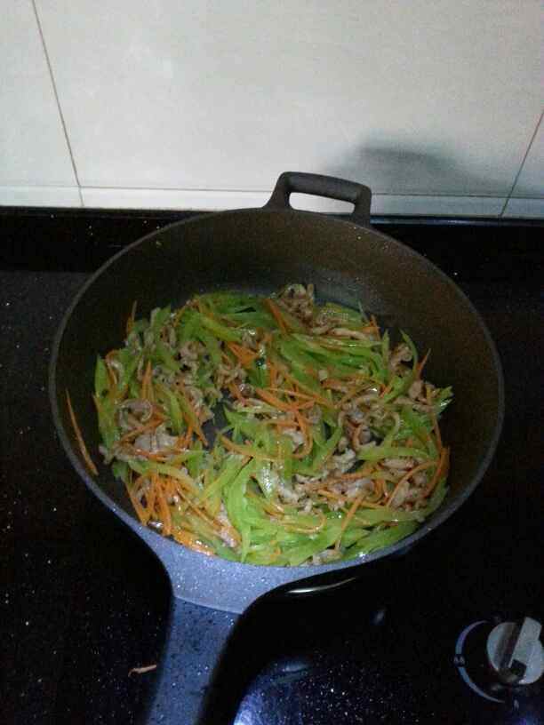 莴笋炒板筋肉步骤8