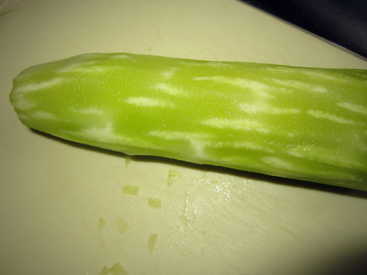 花生莴笋丝步骤1