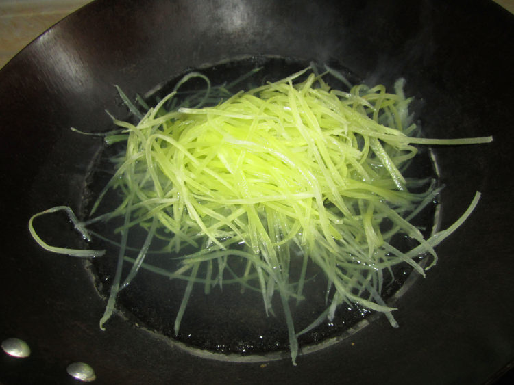 花生莴笋丝步骤3