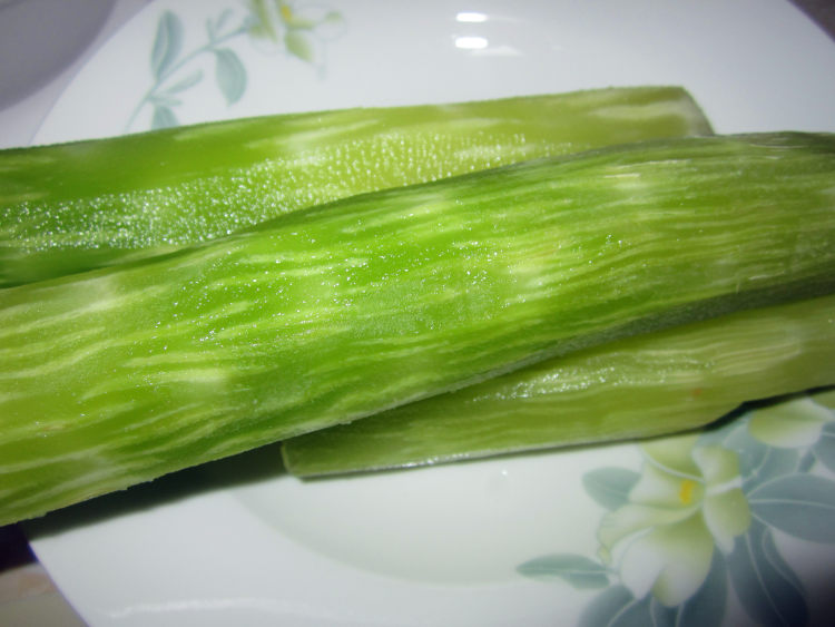 蚝油莴笋肉片步骤1