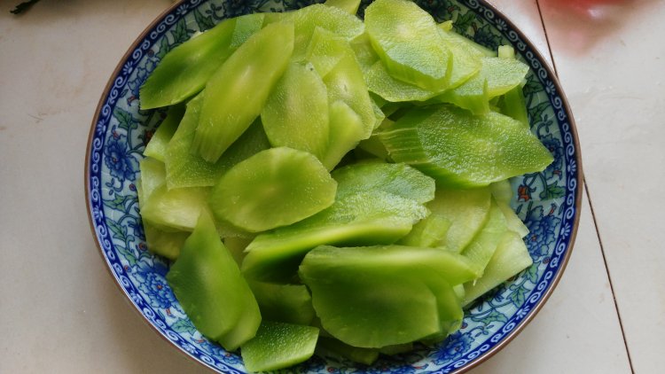 蒜苔炒莴笋步骤1