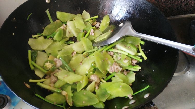 蒜苔炒莴笋步骤7