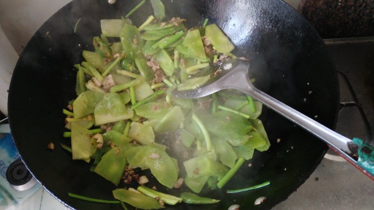 蒜苔炒莴笋步骤8