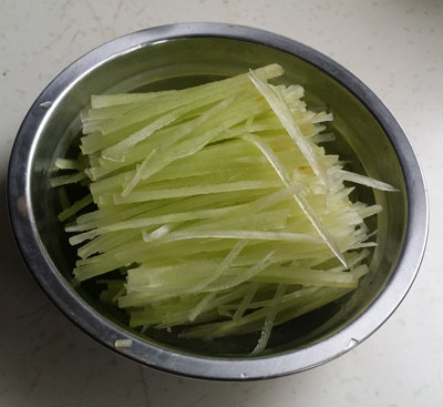 麻酱莴笋丝步骤2
