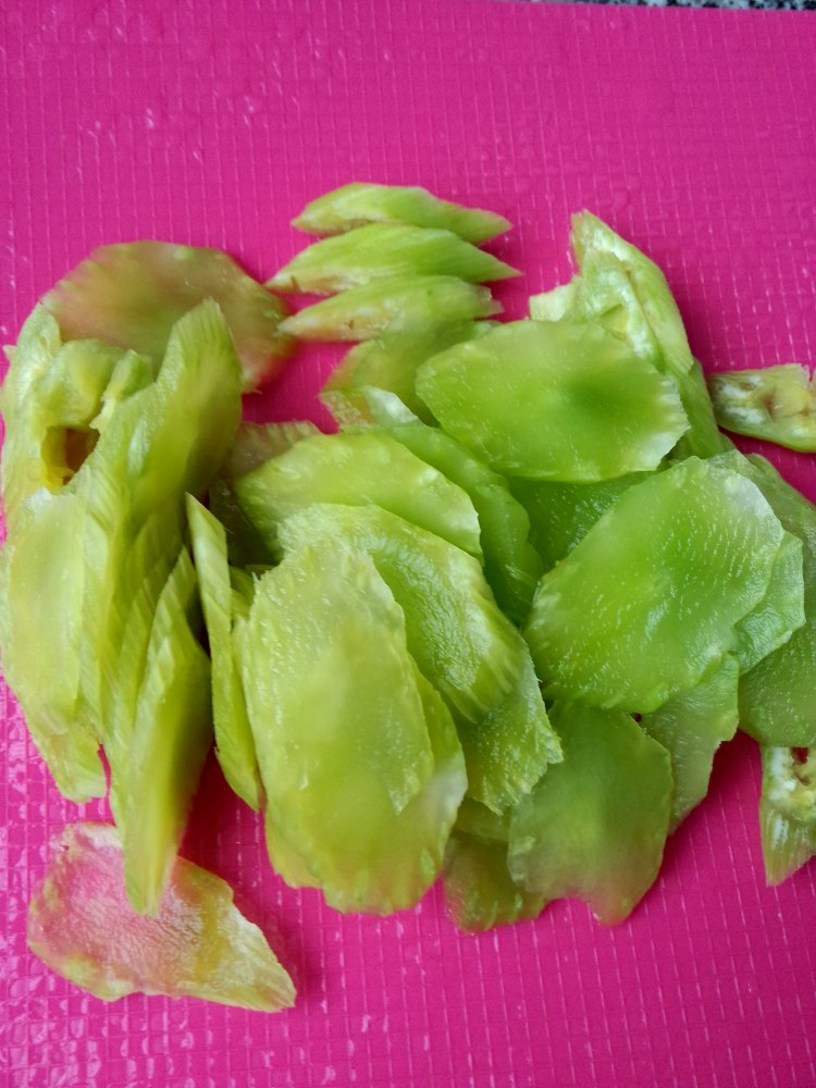 莴笋片炒黑木耳步骤2