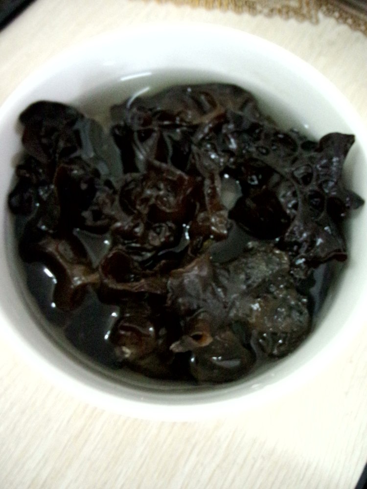 莴笋片炒黑木耳步骤1