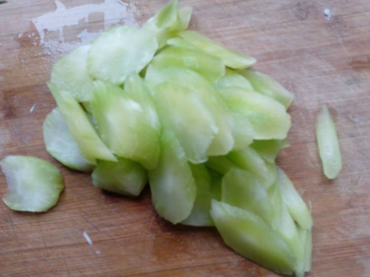 蚝油莴笋杏鲍菇炒肉步骤1