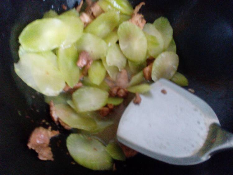 蚝油莴笋杏鲍菇炒肉步骤7