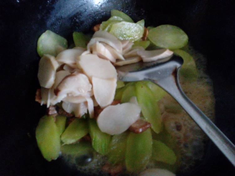 蚝油莴笋杏鲍菇炒肉步骤8