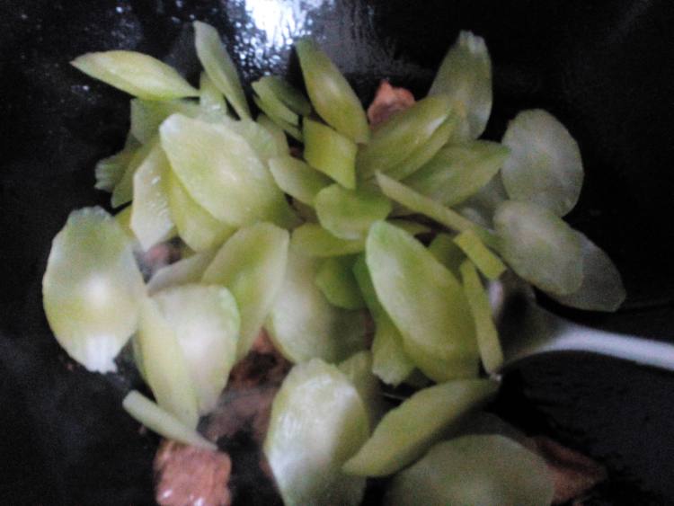 蚝油莴笋杏鲍菇炒肉步骤6