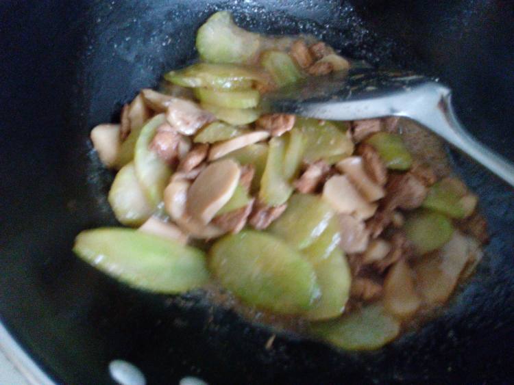 蚝油莴笋杏鲍菇炒肉步骤11