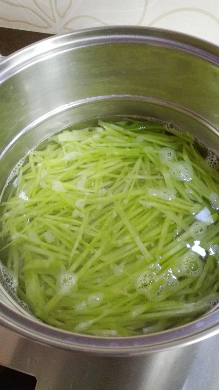 橄榄菜拌莴笋步骤4