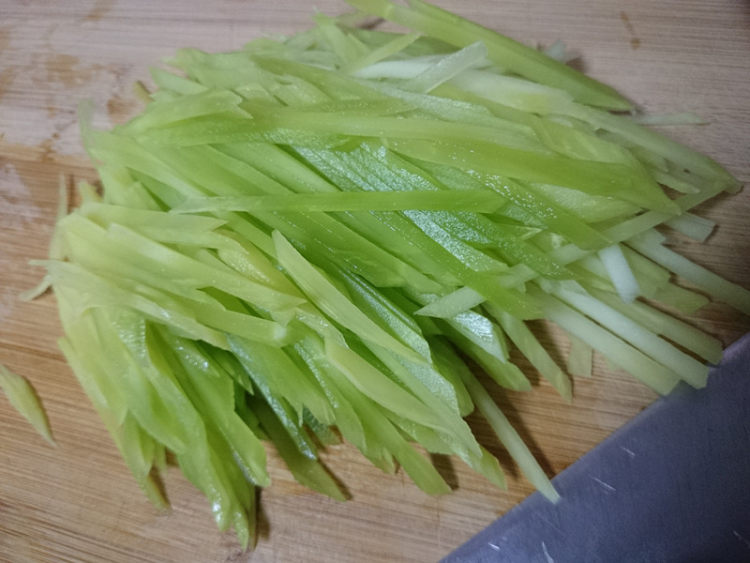 姜汁拌莴苣丝步骤2