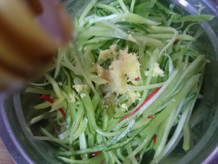 姜汁拌莴苣丝步骤8