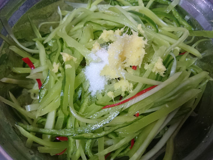 姜汁拌莴苣丝步骤5