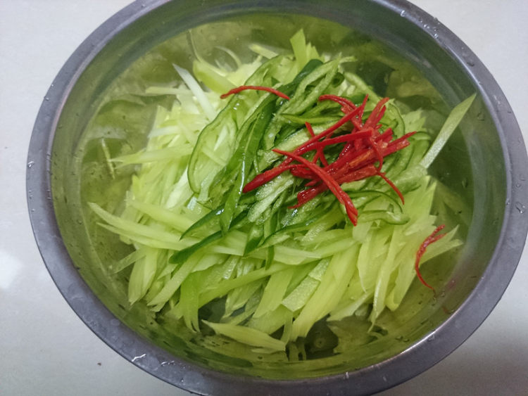 姜汁拌莴苣丝步骤3