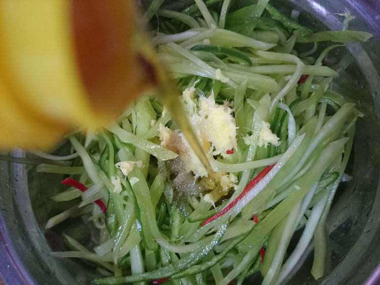 姜汁拌莴苣丝步骤7