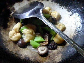 香菇莴笋炒油面筋步骤8