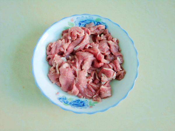 木耳莴笋炒肉片步骤1