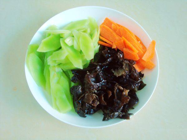 木耳莴笋炒肉片步骤2