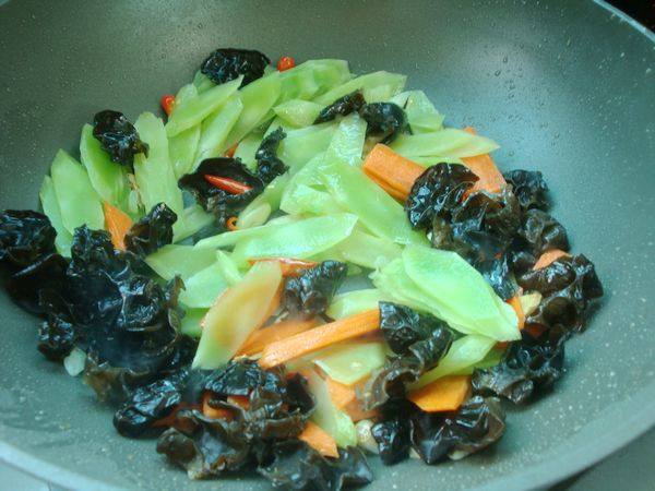 木耳莴笋炒肉片步骤6