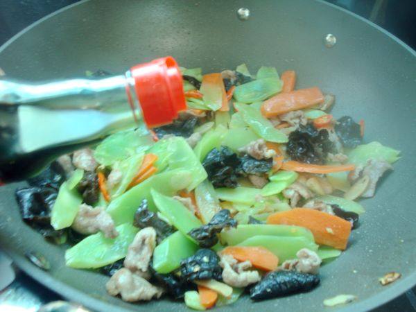 木耳莴笋炒肉片步骤8