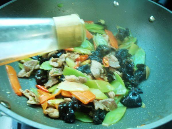 木耳莴笋炒肉片步骤9